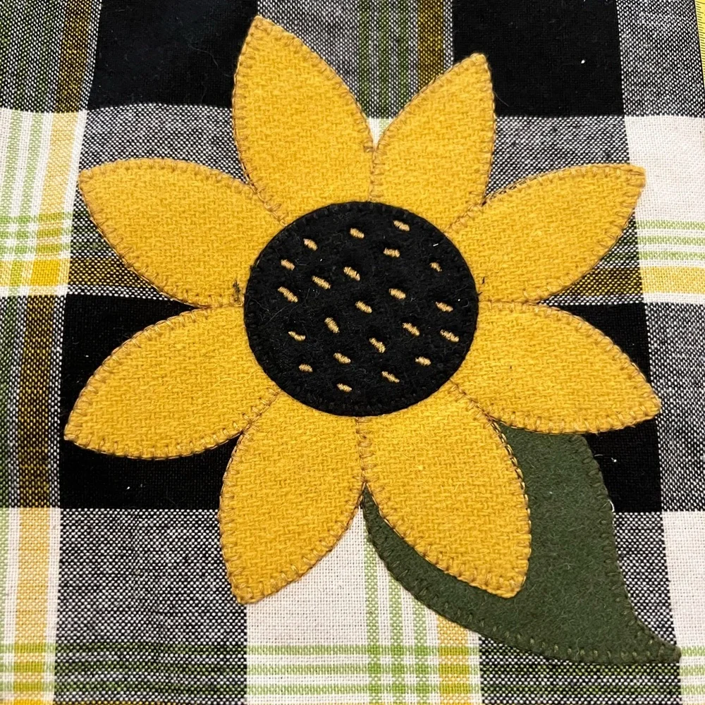 NEW - Buffalo Plaid Sunflower Table Runner - Size 36x15